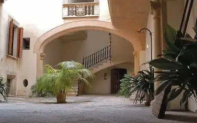 Courtyards of Palma de Mallorca: a heritage stroll ending with Basque cheesecake at Sukalde