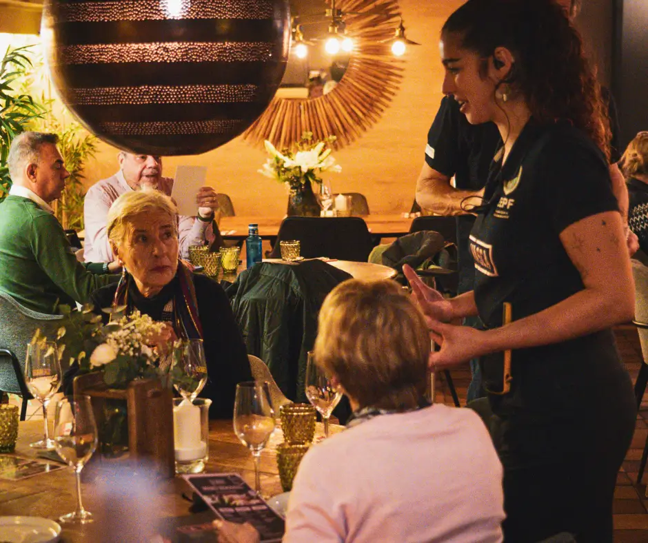 Restaurante en Palma centro con ambiente acogedor y mesas para cenar