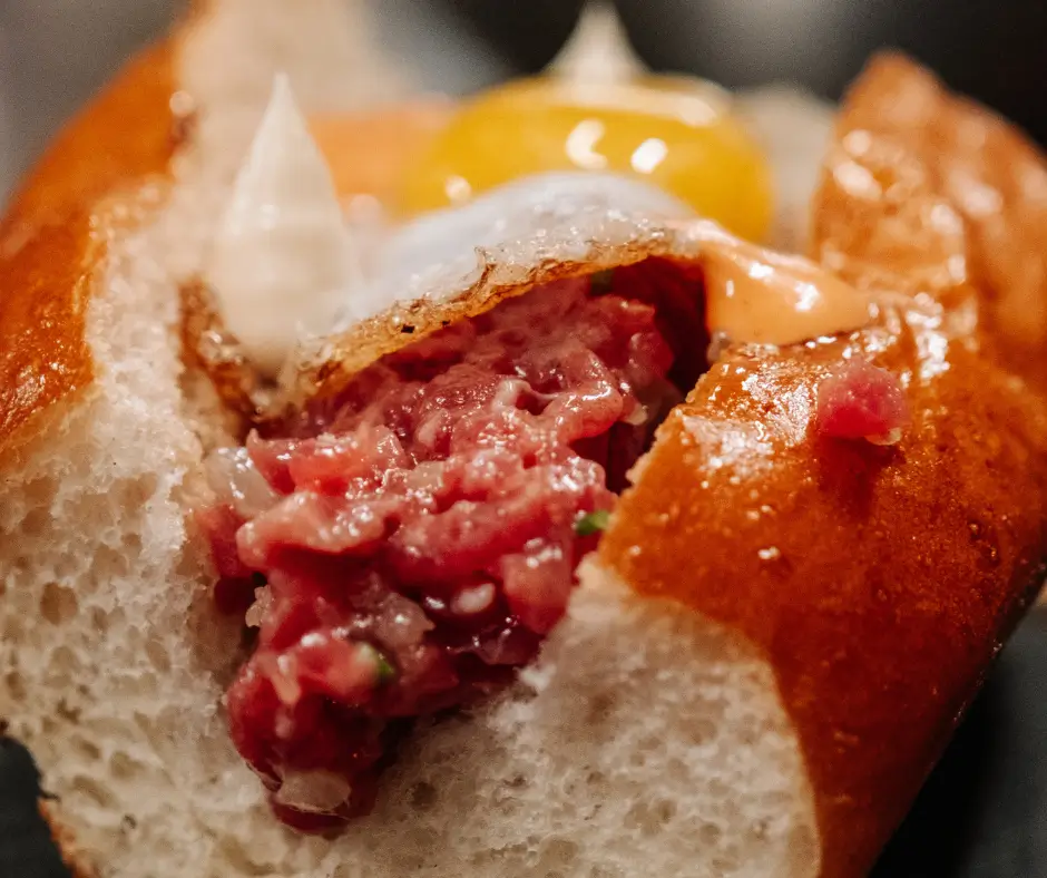 Steak tartar preparado a cuchillo en restaurante de Palma centro
