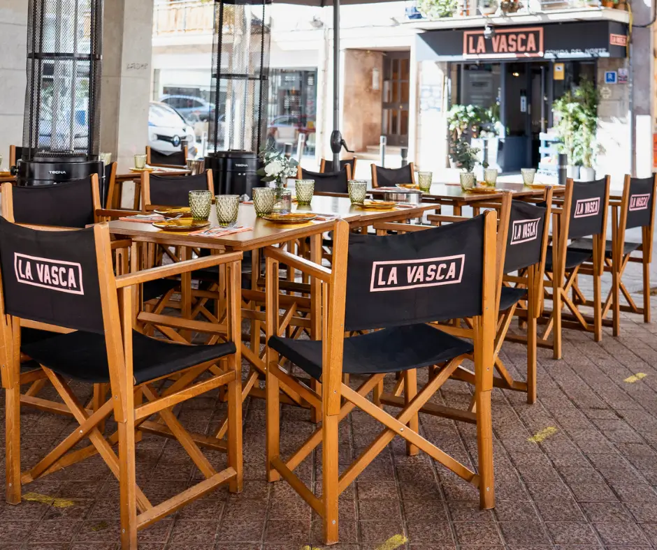 Terraza en Palma centro de La Vasca con mesas al aire libre