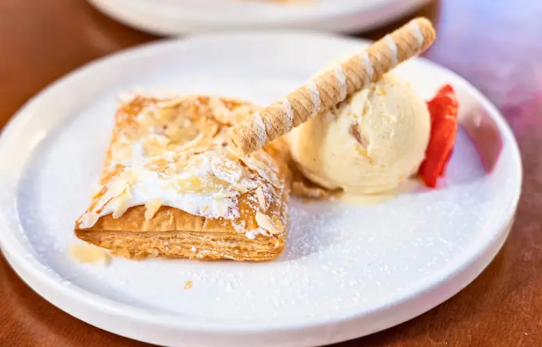 Pantxineta con crema y helado de vainilla.